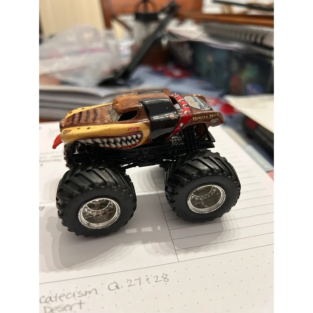 Hot Wheels Monster Jam Monster Mutt 2010 Freestyle Champion Diecast Truck 1:64